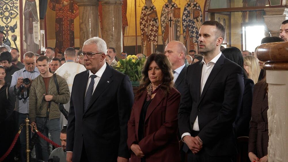 Spajić i Mandić na Vaskršnjoj liturgiji u Hramu Hristovog...