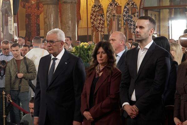 Spajić i Mandić na Vaskršnjoj liturgiji u Hramu Hristovog...