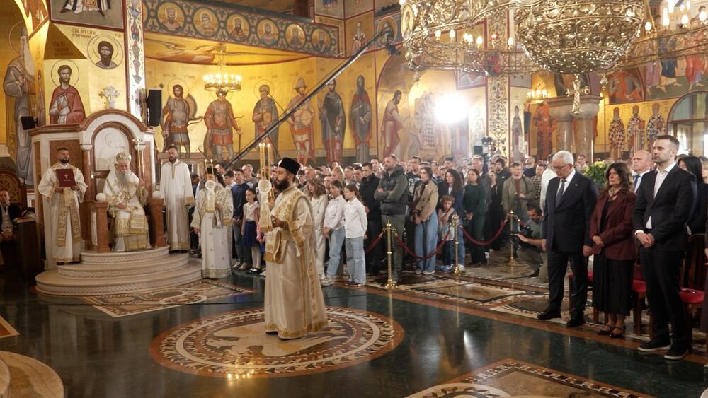 Spajić i Mandić na Vaskršnjoj liturgiji u Hramu Hristovog...