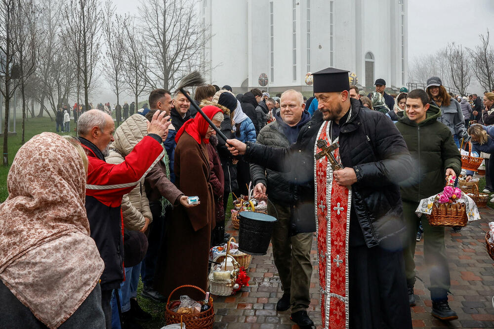 Vjernici u Buči, predgrađu Kijeva, Foto: Reuters