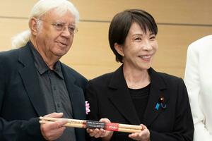 'Ti si moj bog': Susret premijerke Japana i članova benda Dip Parpl