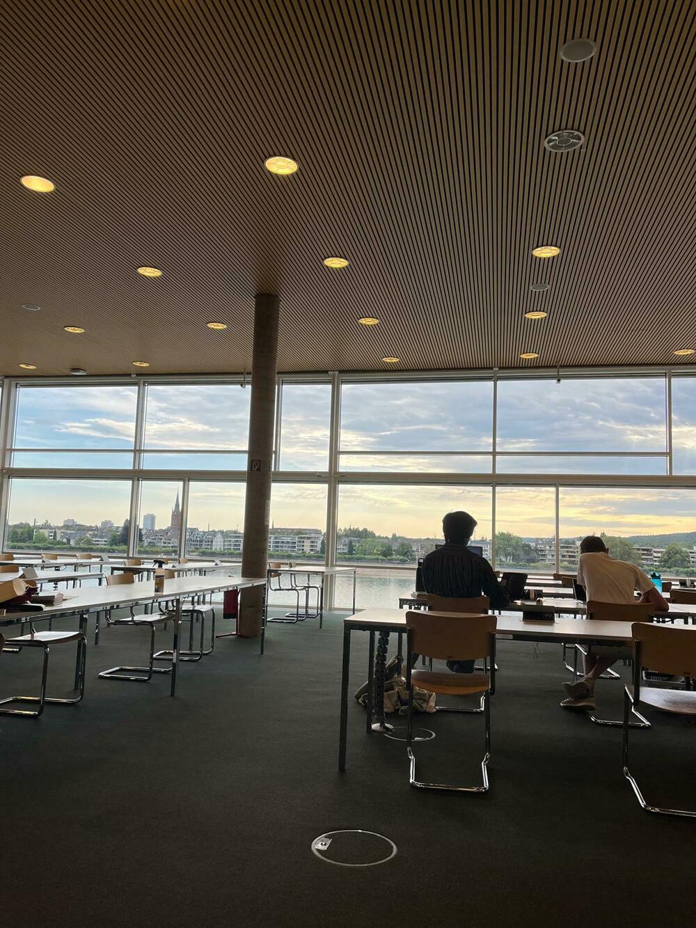 Biblioteka ULB (Bonn University and State Library) sa pogledom na Rajnu