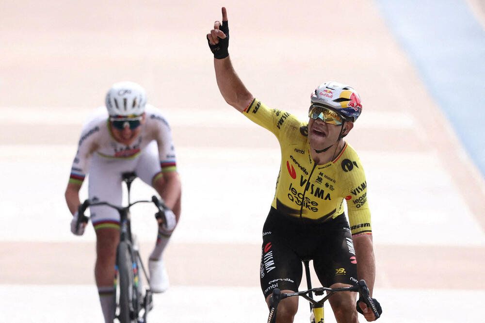Van Aert slavi ispred Pogačara, Foto: Reuters