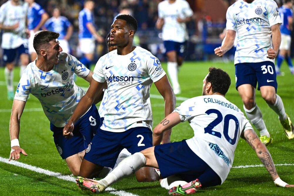 Dvostruki strijelac Damfris slavi sa saigračim, Foto: Inter/X