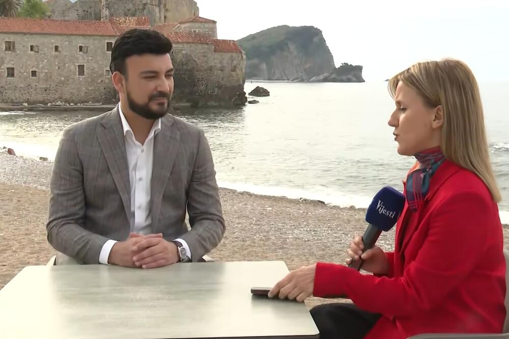 Nikola Jovanović sa novinarkom TV Vijesti, Foto: Screenshot/TV Vijesti