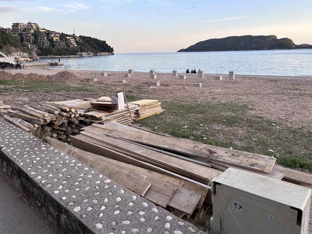Budva: Betonski stubovi izliveni na sred Slovenske plaže ka rtu...