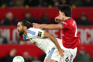 Lisandro vukao za kosu Kalvert-Luina i dobio crveni karton, Lids...