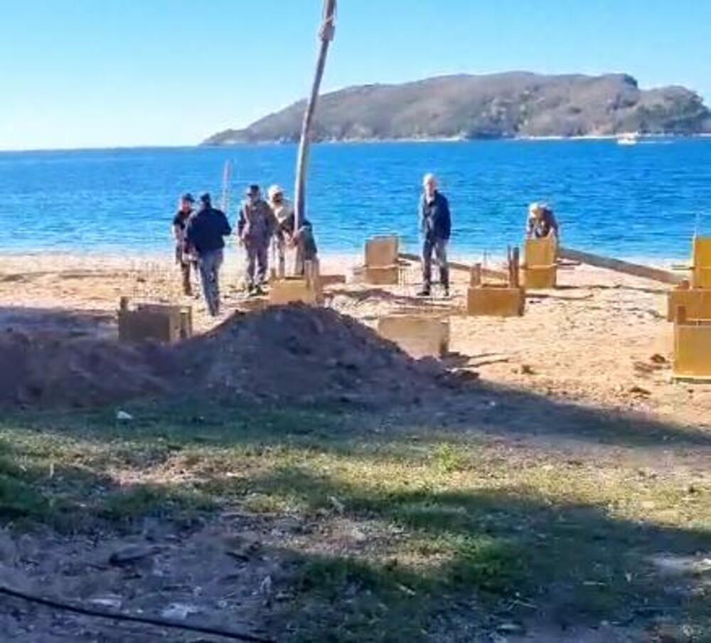 Carević uklonio betonske stubove na Slovenskoj plaži