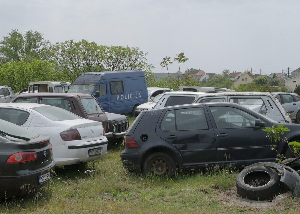 Na parkingu Uprave za imovinu gorjelo 12 oduzetih automobila...
