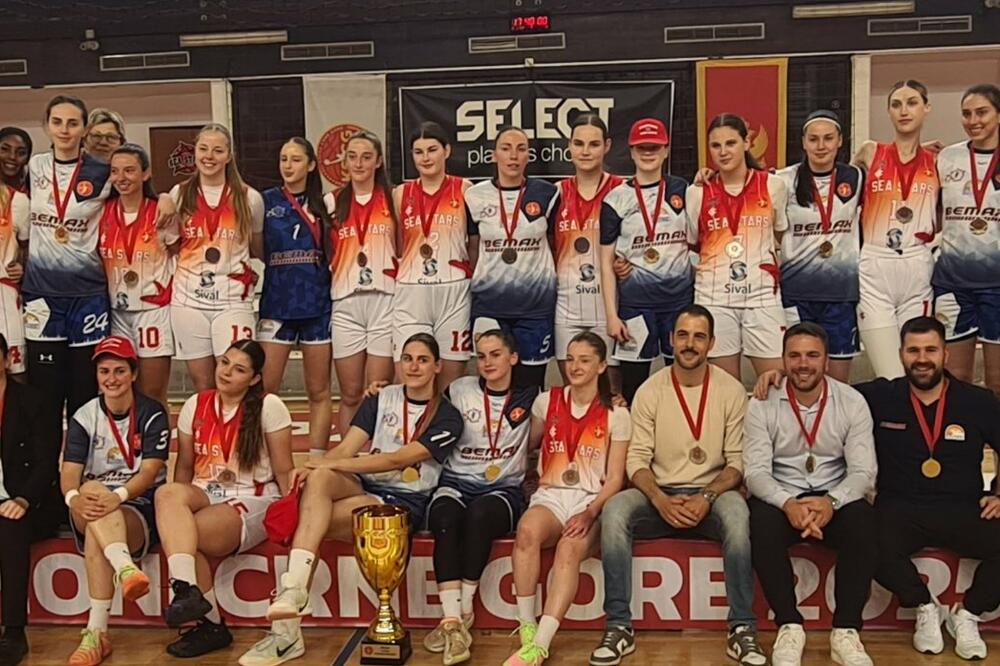 Košarkašice Budućnosti i Sea Starsa nakon cerermonije, Foto: KK Sea Stars