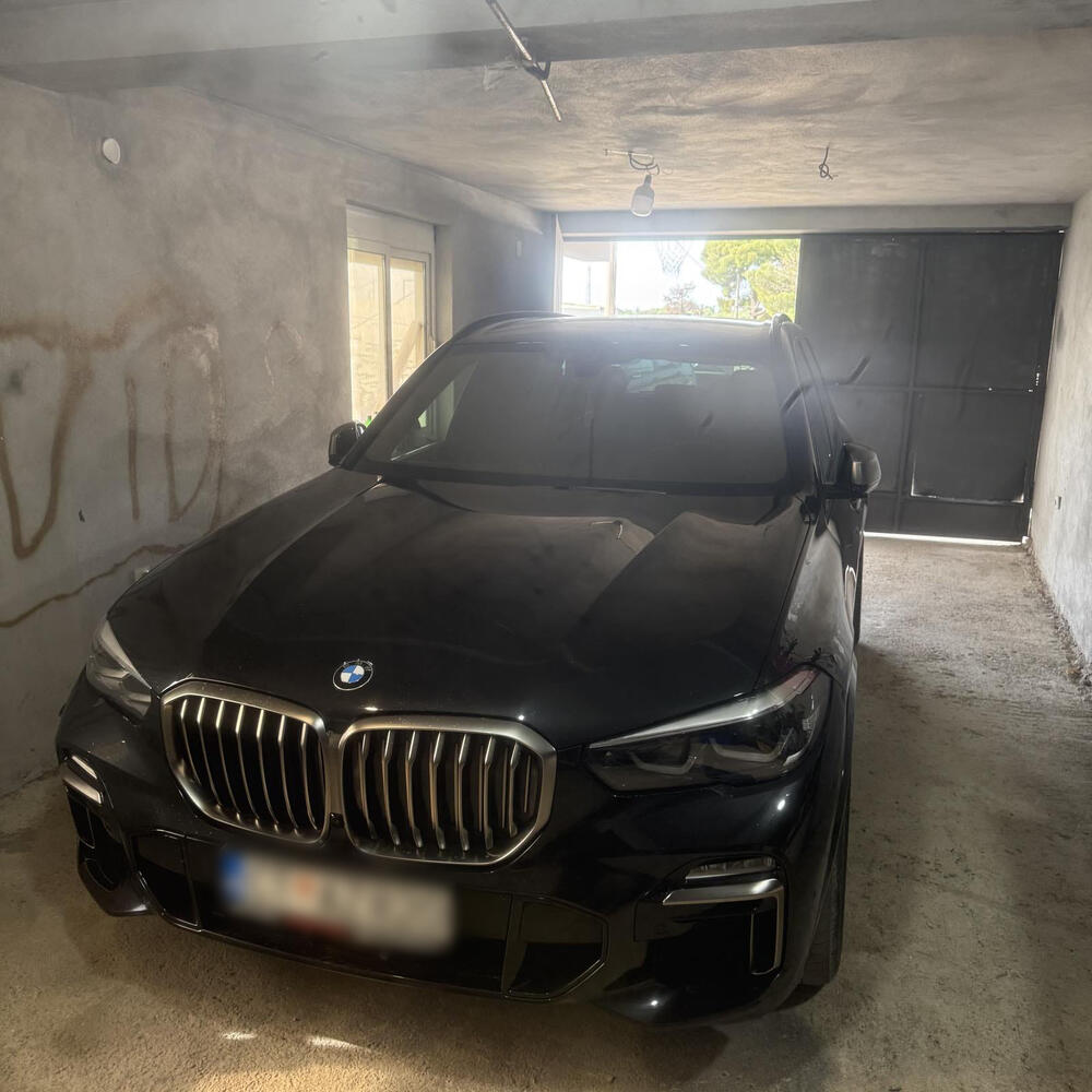 <p>Sumnja se da su Goran Dulović (43), Dalibor Marković (32) i Ljuan Taganović (43) izvršili krivična djela koja im se stavljaju na teret na način što su u kontinuitetu, uz prijetnje po život i tijelo oštećenog, koristeći njegove teške imovinske prilike i nuždu, ugovarali i obezbijedili nesrazmjernu imovinsku korist za sebe</p>