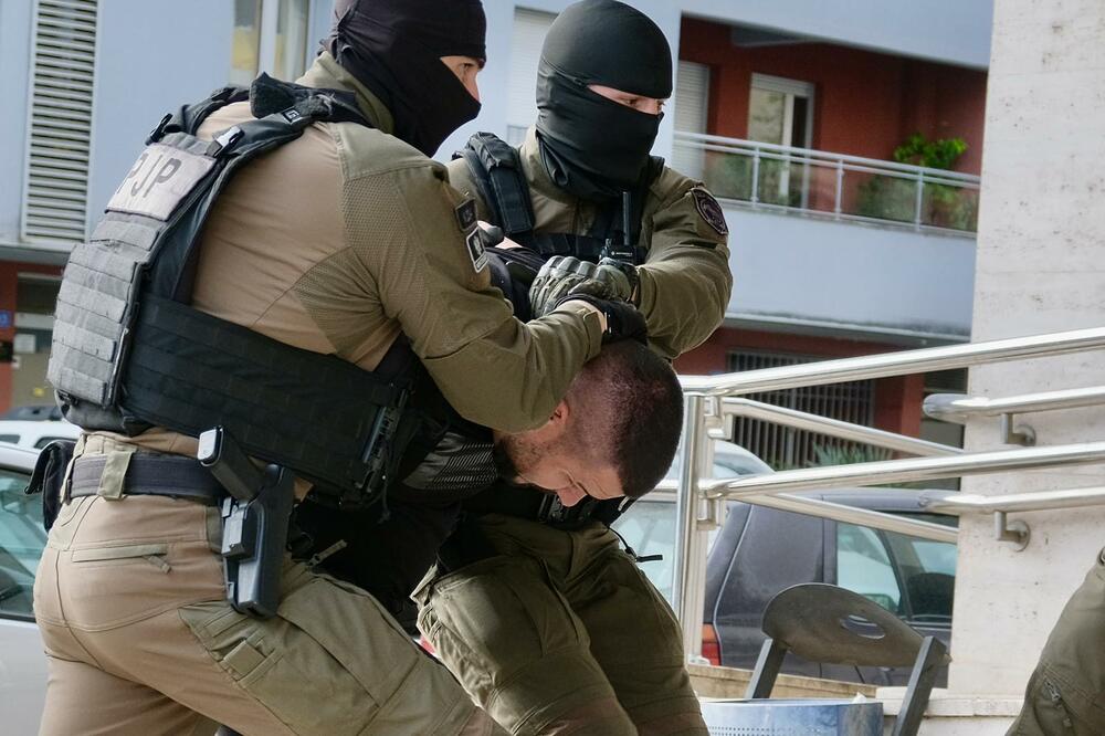 Privođenje jednog od uhapšenih, Foto: Risto Božović