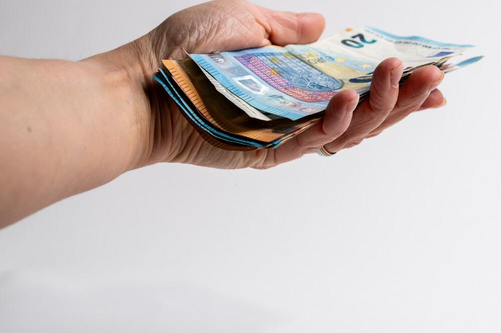 Većina partija ćuti o tome zašto dijeli novac (ilustracija), Foto: Shutterstock