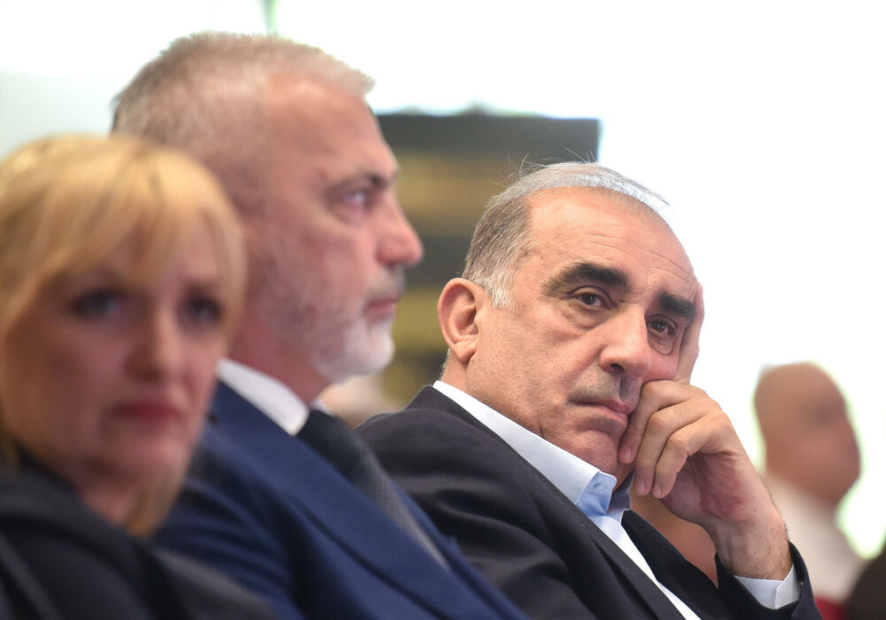 <p>U Podgorici održana komemoracija legendarnom treneru na kojoj su govorili predsjednik KSCG Dragan Bokan, Vujoševićeva sestra od ujaka Jelena Pavićević, selektor našeg nacionaalnog tima Zvezdan Mitrović i gradonačelnik Podgorice Saša Mujović</p>  <p>"Bio je Podgoričanin i Crnogorac po rođenju, Beograđanin po odrastanju, a po izboru i duhu građanin svijeta", naglasio je Bokan</p>