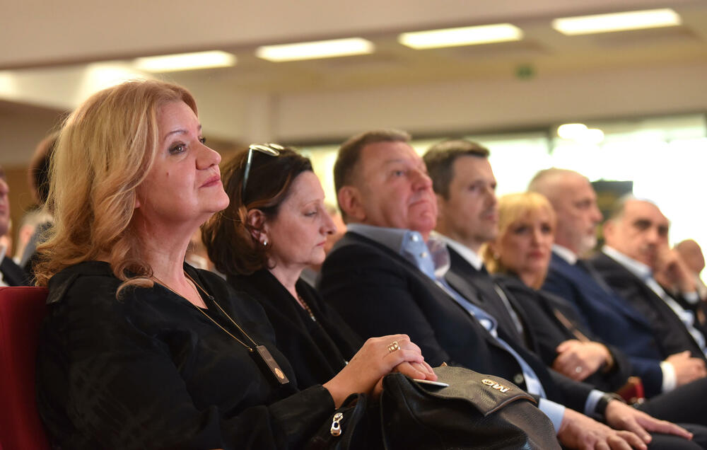 <p>U Podgorici održana komemoracija legendarnom treneru na kojoj su govorili predsjednik KSCG Dragan Bokan, Vujoševićeva sestra od ujaka Jelena Pavićević, selektor našeg nacionaalnog tima Zvezdan Mitrović i gradonačelnik Podgorice Saša Mujović</p>  <p>"Bio je Podgoričanin i Crnogorac po rođenju, Beograđanin po odrastanju, a po izboru i duhu građanin svijeta", naglasio je Bokan</p>