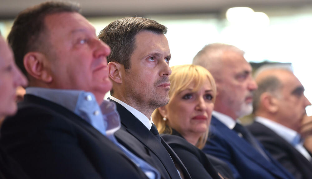 <p>U Podgorici održana komemoracija legendarnom treneru na kojoj su govorili predsjednik KSCG Dragan Bokan, Vujoševićeva sestra od ujaka Jelena Pavićević, selektor našeg nacionaalnog tima Zvezdan Mitrović i gradonačelnik Podgorice Saša Mujović</p>  <p>"Bio je Podgoričanin i Crnogorac po rođenju, Beograđanin po odrastanju, a po izboru i duhu građanin svijeta", naglasio je Bokan</p>