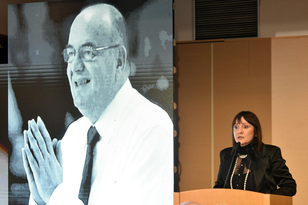 <p>U Podgorici održana komemoracija legendarnom treneru na kojoj su govorili predsjednik KSCG Dragan Bokan, Vujoševićeva sestra od ujaka Jelena Pavićević, selektor našeg nacionaalnog tima Zvezdan Mitrović i gradonačelnik Podgorice Saša Mujović</p>  <p>"Bio je Podgoričanin i Crnogorac po rođenju, Beograđanin po odrastanju, a po izboru i duhu građanin svijeta", naglasio je Bokan</p>