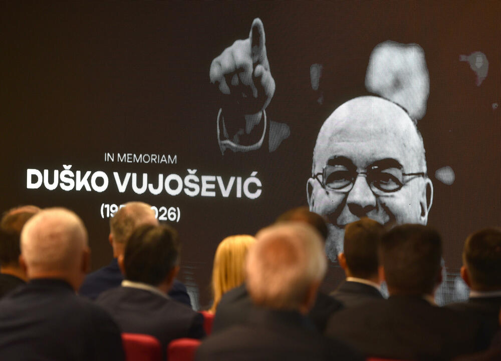 <p>U Podgorici održana komemoracija legendarnom treneru na kojoj su govorili predsjednik KSCG Dragan Bokan, Vujoševićeva sestra od ujaka Jelena Pavićević, selektor našeg nacionaalnog tima Zvezdan Mitrović i gradonačelnik Podgorice Saša Mujović</p>  <p>"Bio je Podgoričanin i Crnogorac po rođenju, Beograđanin po odrastanju, a po izboru i duhu građanin svijeta", naglasio je Bokan</p>