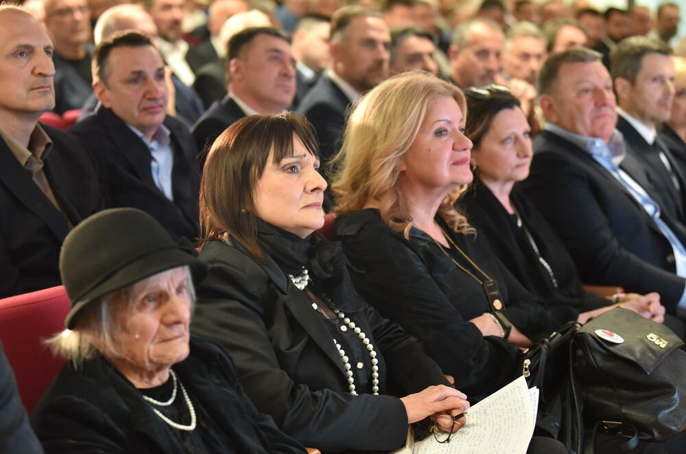 <p>U Podgorici održana komemoracija legendarnom treneru na kojoj su govorili predsjednik KSCG Dragan Bokan, Vujoševićeva sestra od ujaka Jelena Pavićević, selektor našeg nacionaalnog tima Zvezdan Mitrović i gradonačelnik Podgorice Saša Mujović</p>  <p>"Bio je Podgoričanin i Crnogorac po rođenju, Beograđanin po odrastanju, a po izboru i duhu građanin svijeta", naglasio je Bokan</p>