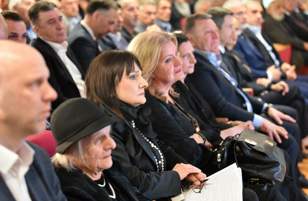 <p>U Podgorici održana komemoracija legendarnom treneru na kojoj su govorili predsjednik KSCG Dragan Bokan, Vujoševićeva sestra od ujaka Jelena Pavićević, selektor našeg nacionaalnog tima Zvezdan Mitrović i gradonačelnik Podgorice Saša Mujović</p>  <p>"Bio je Podgoričanin i Crnogorac po rođenju, Beograđanin po odrastanju, a po izboru i duhu građanin svijeta", naglasio je Bokan</p>
