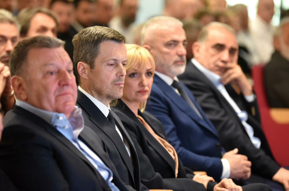 <p>U Podgorici održana komemoracija legendarnom treneru na kojoj su govorili predsjednik KSCG Dragan Bokan, Vujoševićeva sestra od ujaka Jelena Pavićević, selektor našeg nacionaalnog tima Zvezdan Mitrović i gradonačelnik Podgorice Saša Mujović</p>  <p>"Bio je Podgoričanin i Crnogorac po rođenju, Beograđanin po odrastanju, a po izboru i duhu građanin svijeta", naglasio je Bokan</p>