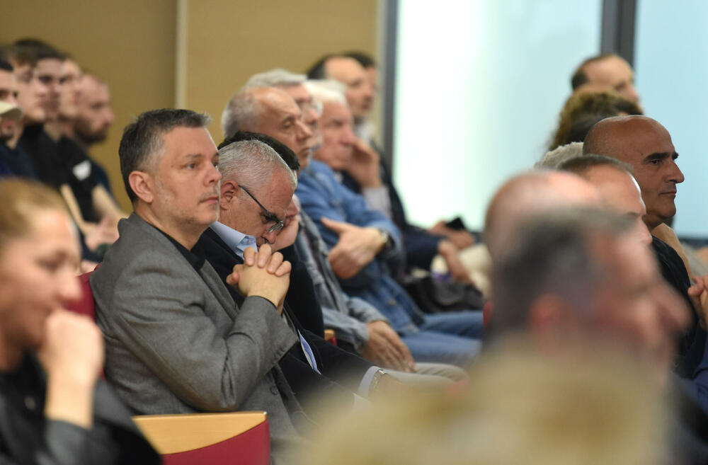 <p>U Podgorici održana komemoracija legendarnom treneru na kojoj su govorili predsjednik KSCG Dragan Bokan, Vujoševićeva sestra od ujaka Jelena Pavićević, selektor našeg nacionaalnog tima Zvezdan Mitrović i gradonačelnik Podgorice Saša Mujović</p>  <p>"Bio je Podgoričanin i Crnogorac po rođenju, Beograđanin po odrastanju, a po izboru i duhu građanin svijeta", naglasio je Bokan</p>