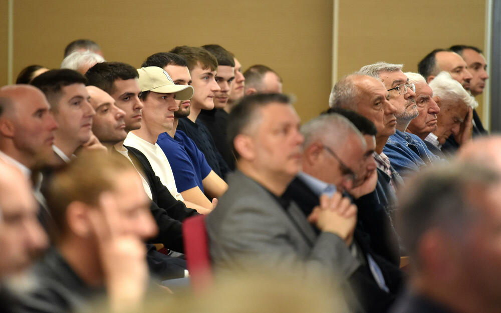 <p>U Podgorici održana komemoracija legendarnom treneru na kojoj su govorili predsjednik KSCG Dragan Bokan, Vujoševićeva sestra od ujaka Jelena Pavićević, selektor našeg nacionaalnog tima Zvezdan Mitrović i gradonačelnik Podgorice Saša Mujović</p>  <p>"Bio je Podgoričanin i Crnogorac po rođenju, Beograđanin po odrastanju, a po izboru i duhu građanin svijeta", naglasio je Bokan</p>