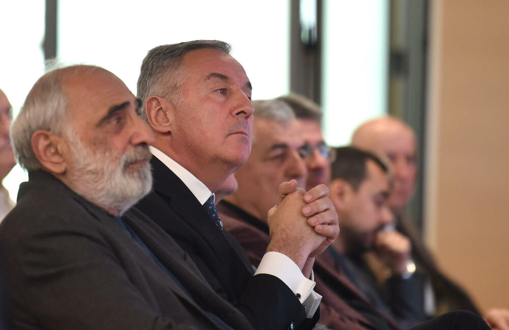 <p>U Podgorici održana komemoracija legendarnom treneru na kojoj su govorili predsjednik KSCG Dragan Bokan, Vujoševićeva sestra od ujaka Jelena Pavićević, selektor našeg nacionaalnog tima Zvezdan Mitrović i gradonačelnik Podgorice Saša Mujović</p>  <p>"Bio je Podgoričanin i Crnogorac po rođenju, Beograđanin po odrastanju, a po izboru i duhu građanin svijeta", naglasio je Bokan</p>