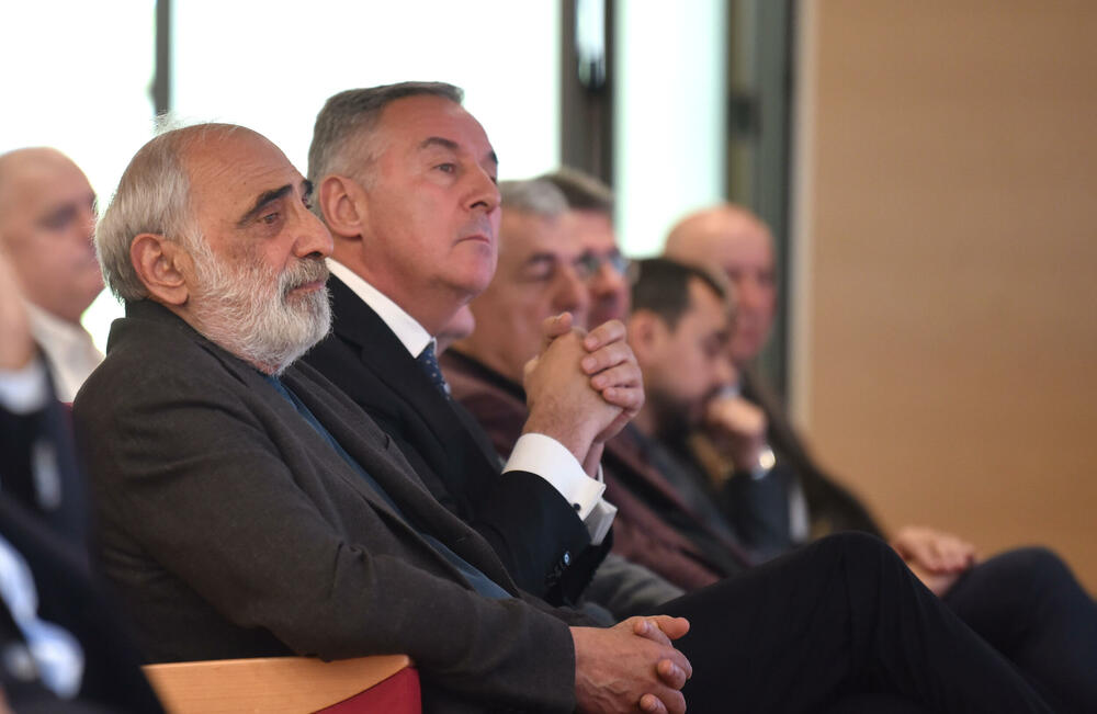 <p>U Podgorici održana komemoracija legendarnom treneru na kojoj su govorili predsjednik KSCG Dragan Bokan, Vujoševićeva sestra od ujaka Jelena Pavićević, selektor našeg nacionaalnog tima Zvezdan Mitrović i gradonačelnik Podgorice Saša Mujović</p>  <p>"Bio je Podgoričanin i Crnogorac po rođenju, Beograđanin po odrastanju, a po izboru i duhu građanin svijeta", naglasio je Bokan</p>