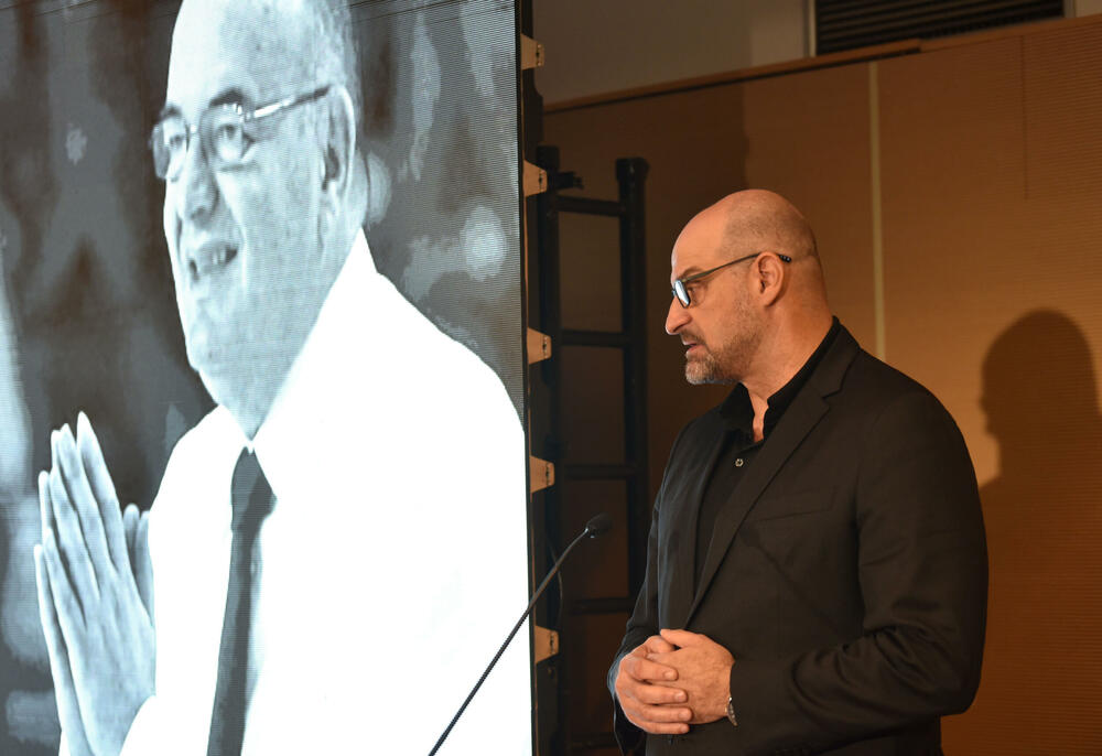 <p>U Podgorici održana komemoracija legendarnom treneru na kojoj su govorili predsjednik KSCG Dragan Bokan, Vujoševićeva sestra od ujaka Jelena Pavićević, selektor našeg nacionaalnog tima Zvezdan Mitrović i gradonačelnik Podgorice Saša Mujović</p>  <p>"Bio je Podgoričanin i Crnogorac po rođenju, Beograđanin po odrastanju, a po izboru i duhu građanin svijeta", naglasio je Bokan</p>