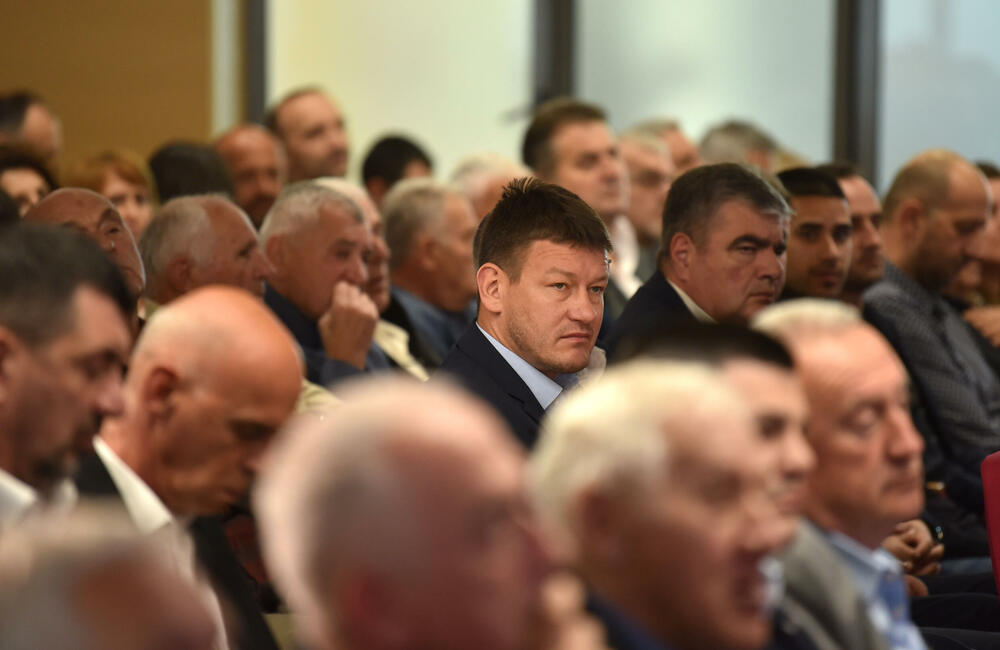 <p>U Podgorici održana komemoracija legendarnom treneru na kojoj su govorili predsjednik KSCG Dragan Bokan, Vujoševićeva sestra od ujaka Jelena Pavićević, selektor našeg nacionaalnog tima Zvezdan Mitrović i gradonačelnik Podgorice Saša Mujović</p>  <p>"Bio je Podgoričanin i Crnogorac po rođenju, Beograđanin po odrastanju, a po izboru i duhu građanin svijeta", naglasio je Bokan</p>