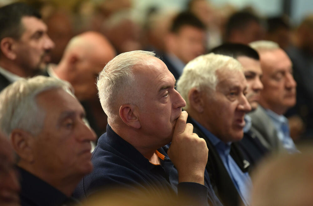 <p>U Podgorici održana komemoracija legendarnom treneru na kojoj su govorili predsjednik KSCG Dragan Bokan, Vujoševićeva sestra od ujaka Jelena Pavićević, selektor našeg nacionaalnog tima Zvezdan Mitrović i gradonačelnik Podgorice Saša Mujović</p>  <p>"Bio je Podgoričanin i Crnogorac po rođenju, Beograđanin po odrastanju, a po izboru i duhu građanin svijeta", naglasio je Bokan</p>