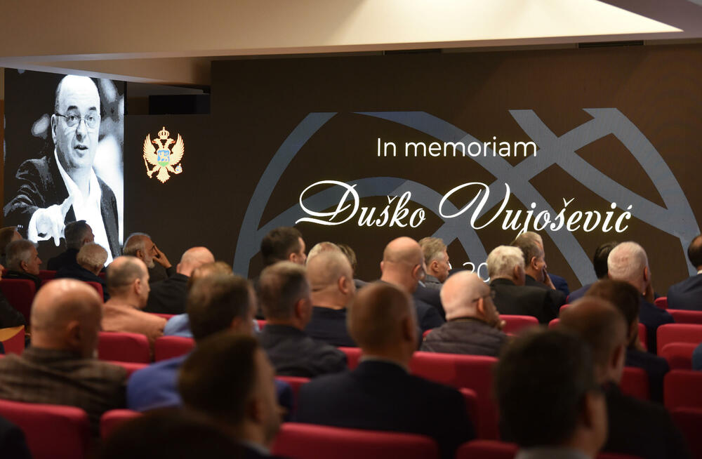 <p>U Podgorici održana komemoracija legendarnom treneru na kojoj su govorili predsjednik KSCG Dragan Bokan, Vujoševićeva sestra od ujaka Jelena Pavićević, selektor našeg nacionaalnog tima Zvezdan Mitrović i gradonačelnik Podgorice Saša Mujović</p>  <p>"Bio je Podgoričanin i Crnogorac po rođenju, Beograđanin po odrastanju, a po izboru i duhu građanin svijeta", naglasio je Bokan</p>