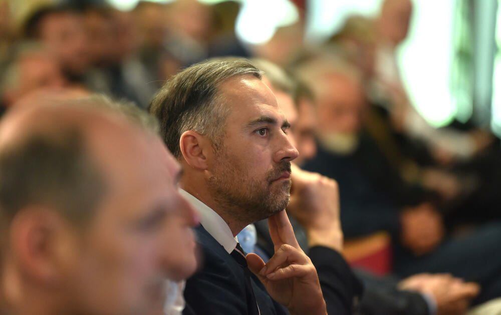 <p>U Podgorici održana komemoracija legendarnom treneru na kojoj su govorili predsjednik KSCG Dragan Bokan, Vujoševićeva sestra od ujaka Jelena Pavićević, selektor našeg nacionaalnog tima Zvezdan Mitrović i gradonačelnik Podgorice Saša Mujović</p>  <p>"Bio je Podgoričanin i Crnogorac po rođenju, Beograđanin po odrastanju, a po izboru i duhu građanin svijeta", naglasio je Bokan</p>