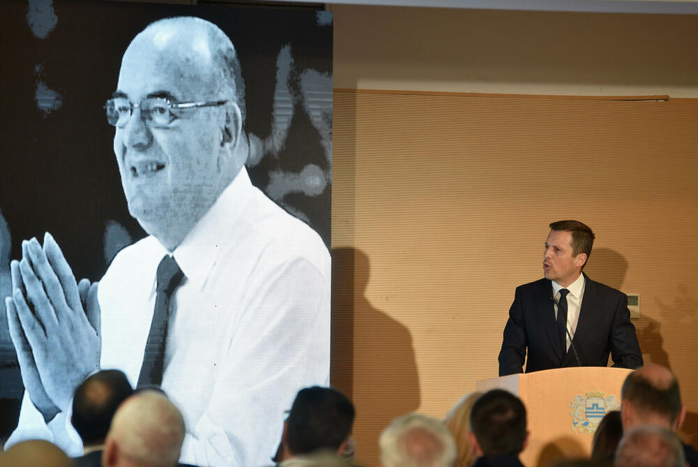 <p>U Podgorici održana komemoracija legendarnom treneru na kojoj su govorili predsjednik KSCG Dragan Bokan, Vujoševićeva sestra od ujaka Jelena Pavićević, selektor našeg nacionaalnog tima Zvezdan Mitrović i gradonačelnik Podgorice Saša Mujović</p>  <p>"Bio je Podgoričanin i Crnogorac po rođenju, Beograđanin po odrastanju, a po izboru i duhu građanin svijeta", naglasio je Bokan</p>