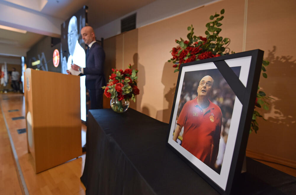 <p>U Podgorici održana komemoracija legendarnom treneru na kojoj su govorili predsjednik KSCG Dragan Bokan, Vujoševićeva sestra od ujaka Jelena Pavićević, selektor našeg nacionaalnog tima Zvezdan Mitrović i gradonačelnik Podgorice Saša Mujović</p>  <p>"Bio je Podgoričanin i Crnogorac po rođenju, Beograđanin po odrastanju, a po izboru i duhu građanin svijeta", naglasio je Bokan</p>