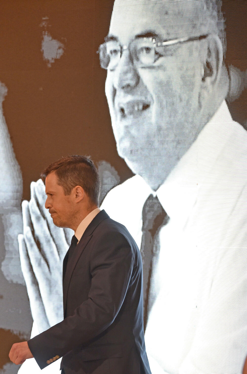 <p>U Podgorici održana komemoracija legendarnom treneru na kojoj su govorili predsjednik KSCG Dragan Bokan, Vujoševićeva sestra od ujaka Jelena Pavićević, selektor našeg nacionaalnog tima Zvezdan Mitrović i gradonačelnik Podgorice Saša Mujović</p>  <p>"Bio je Podgoričanin i Crnogorac po rođenju, Beograđanin po odrastanju, a po izboru i duhu građanin svijeta", naglasio je Bokan</p>