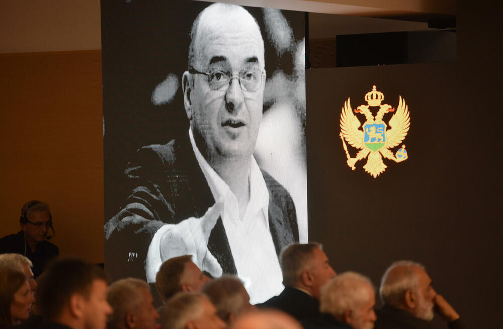 <p>U Podgorici održana komemoracija legendarnom treneru na kojoj su govorili predsjednik KSCG Dragan Bokan, Vujoševićeva sestra od ujaka Jelena Pavićević, selektor našeg nacionaalnog tima Zvezdan Mitrović i gradonačelnik Podgorice Saša Mujović</p>  <p>"Bio je Podgoričanin i Crnogorac po rođenju, Beograđanin po odrastanju, a po izboru i duhu građanin svijeta", naglasio je Bokan</p>