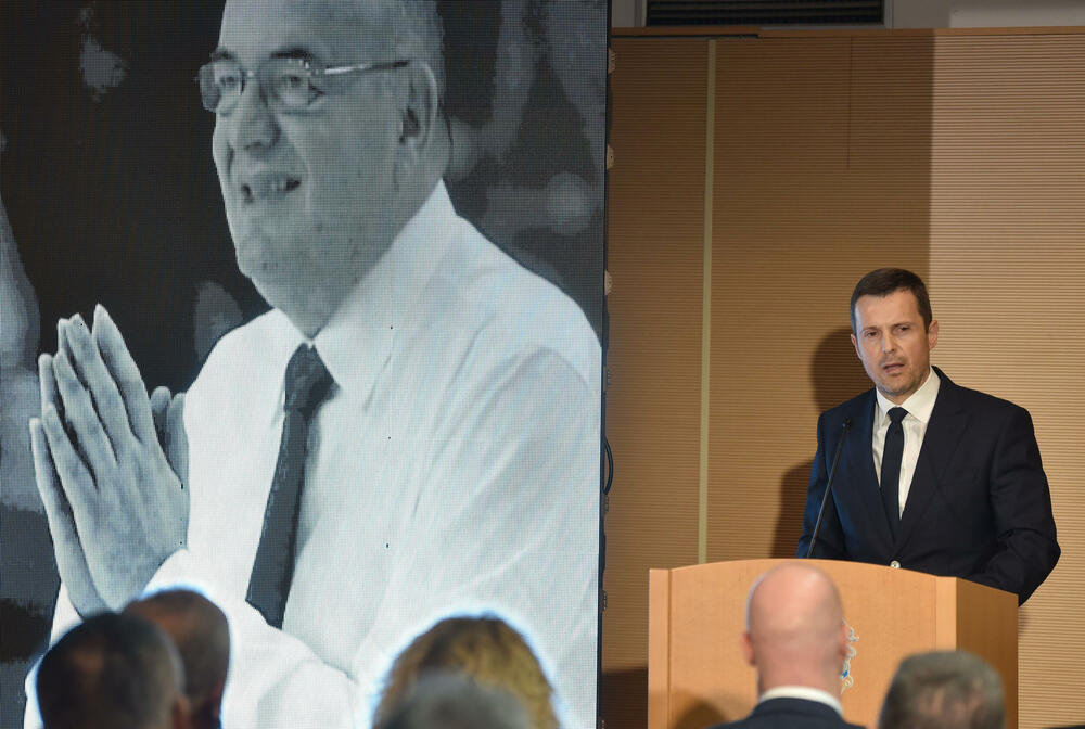 <p>U Podgorici održana komemoracija legendarnom treneru na kojoj su govorili predsjednik KSCG Dragan Bokan, Vujoševićeva sestra od ujaka Jelena Pavićević, selektor našeg nacionaalnog tima Zvezdan Mitrović i gradonačelnik Podgorice Saša Mujović</p>  <p>"Bio je Podgoričanin i Crnogorac po rođenju, Beograđanin po odrastanju, a po izboru i duhu građanin svijeta", naglasio je Bokan</p>