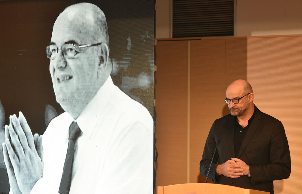 <p>U Podgorici održana komemoracija legendarnom treneru na kojoj su govorili predsjednik KSCG Dragan Bokan, Vujoševićeva sestra od ujaka Jelena Pavićević, selektor našeg nacionaalnog tima Zvezdan Mitrović i gradonačelnik Podgorice Saša Mujović</p>  <p>"Bio je Podgoričanin i Crnogorac po rođenju, Beograđanin po odrastanju, a po izboru i duhu građanin svijeta", naglasio je Bokan</p>