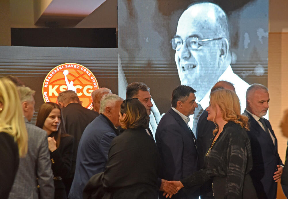 <p>U Podgorici održana komemoracija legendarnom treneru na kojoj su govorili predsjednik KSCG Dragan Bokan, Vujoševićeva sestra od ujaka Jelena Pavićević, selektor našeg nacionaalnog tima Zvezdan Mitrović i gradonačelnik Podgorice Saša Mujović</p>  <p>"Bio je Podgoričanin i Crnogorac po rođenju, Beograđanin po odrastanju, a po izboru i duhu građanin svijeta", naglasio je Bokan</p>