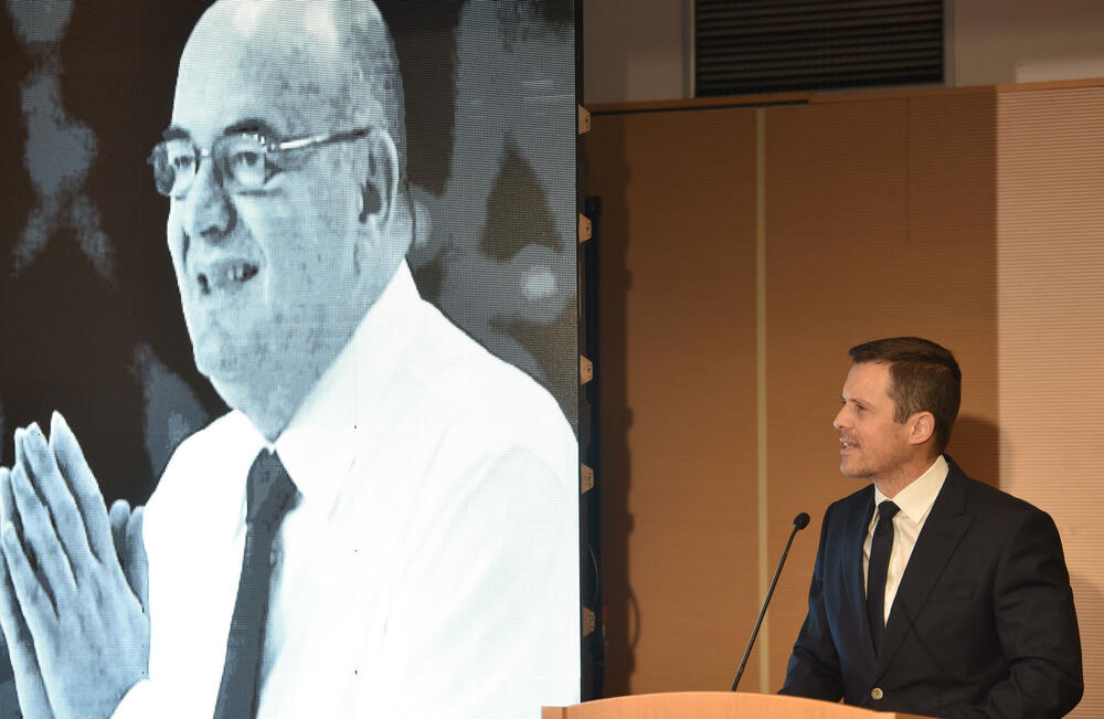 <p>U Podgorici održana komemoracija legendarnom treneru na kojoj su govorili predsjednik KSCG Dragan Bokan, Vujoševićeva sestra od ujaka Jelena Pavićević, selektor našeg nacionaalnog tima Zvezdan Mitrović i gradonačelnik Podgorice Saša Mujović</p>  <p>"Bio je Podgoričanin i Crnogorac po rođenju, Beograđanin po odrastanju, a po izboru i duhu građanin svijeta", naglasio je Bokan</p>