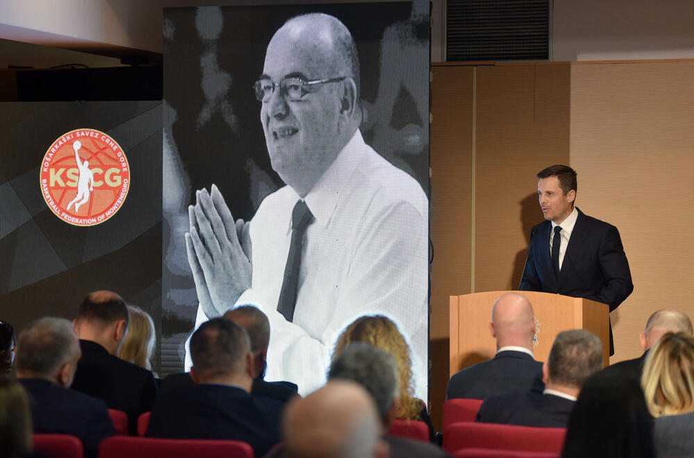 <p>U Podgorici održana komemoracija legendarnom treneru na kojoj su govorili predsjednik KSCG Dragan Bokan, Vujoševićeva sestra od ujaka Jelena Pavićević, selektor našeg nacionaalnog tima Zvezdan Mitrović i gradonačelnik Podgorice Saša Mujović</p>  <p>"Bio je Podgoričanin i Crnogorac po rođenju, Beograđanin po odrastanju, a po izboru i duhu građanin svijeta", naglasio je Bokan</p>