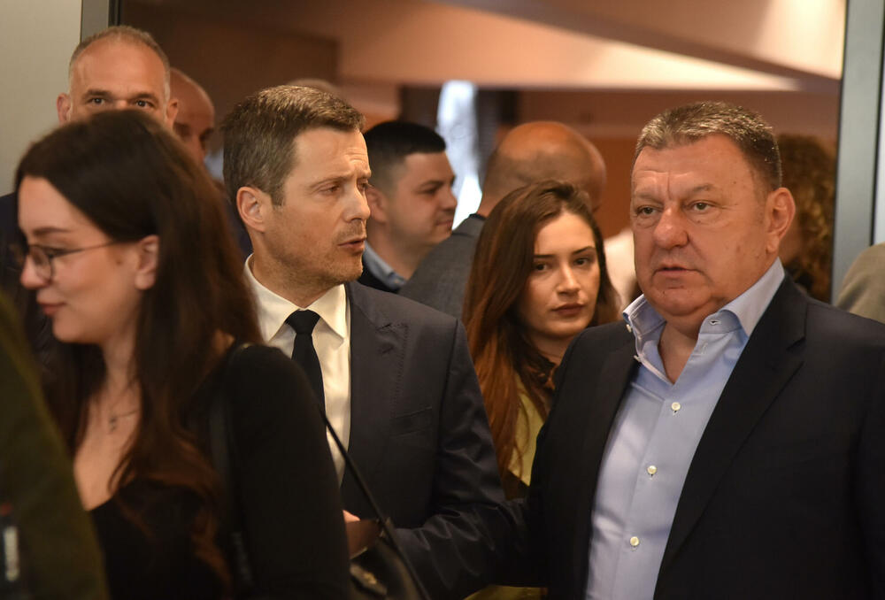 <p>U Podgorici održana komemoracija legendarnom treneru na kojoj su govorili predsjednik KSCG Dragan Bokan, Vujoševićeva sestra od ujaka Jelena Pavićević, selektor našeg nacionaalnog tima Zvezdan Mitrović i gradonačelnik Podgorice Saša Mujović</p>  <p>"Bio je Podgoričanin i Crnogorac po rođenju, Beograđanin po odrastanju, a po izboru i duhu građanin svijeta", naglasio je Bokan</p>