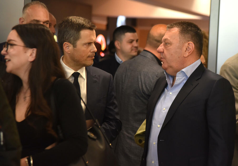 <p>U Podgorici održana komemoracija legendarnom treneru na kojoj su govorili predsjednik KSCG Dragan Bokan, Vujoševićeva sestra od ujaka Jelena Pavićević, selektor našeg nacionaalnog tima Zvezdan Mitrović i gradonačelnik Podgorice Saša Mujović</p>  <p>"Bio je Podgoričanin i Crnogorac po rođenju, Beograđanin po odrastanju, a po izboru i duhu građanin svijeta", naglasio je Bokan</p>