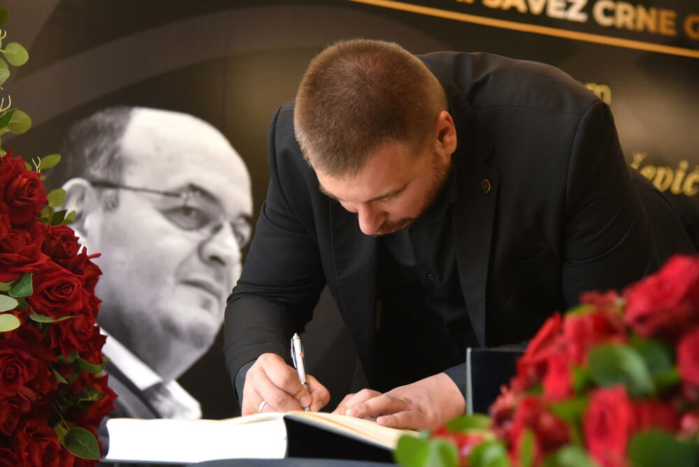 <p>U Podgorici održana komemoracija legendarnom treneru na kojoj su govorili predsjednik KSCG Dragan Bokan, Vujoševićeva sestra od ujaka Jelena Pavićević, selektor našeg nacionaalnog tima Zvezdan Mitrović i gradonačelnik Podgorice Saša Mujović</p>  <p>"Bio je Podgoričanin i Crnogorac po rođenju, Beograđanin po odrastanju, a po izboru i duhu građanin svijeta", naglasio je Bokan</p>