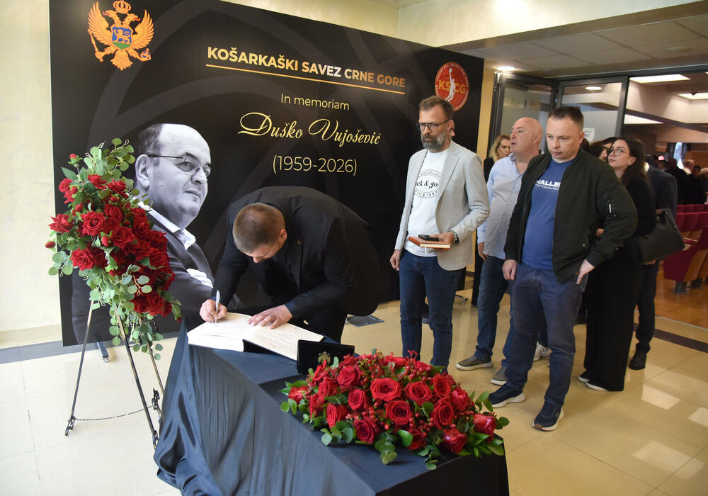 <p>U Podgorici održana komemoracija legendarnom treneru na kojoj su govorili predsjednik KSCG Dragan Bokan, Vujoševićeva sestra od ujaka Jelena Pavićević, selektor našeg nacionaalnog tima Zvezdan Mitrović i gradonačelnik Podgorice Saša Mujović</p>  <p>"Bio je Podgoričanin i Crnogorac po rođenju, Beograđanin po odrastanju, a po izboru i duhu građanin svijeta", naglasio je Bokan</p>