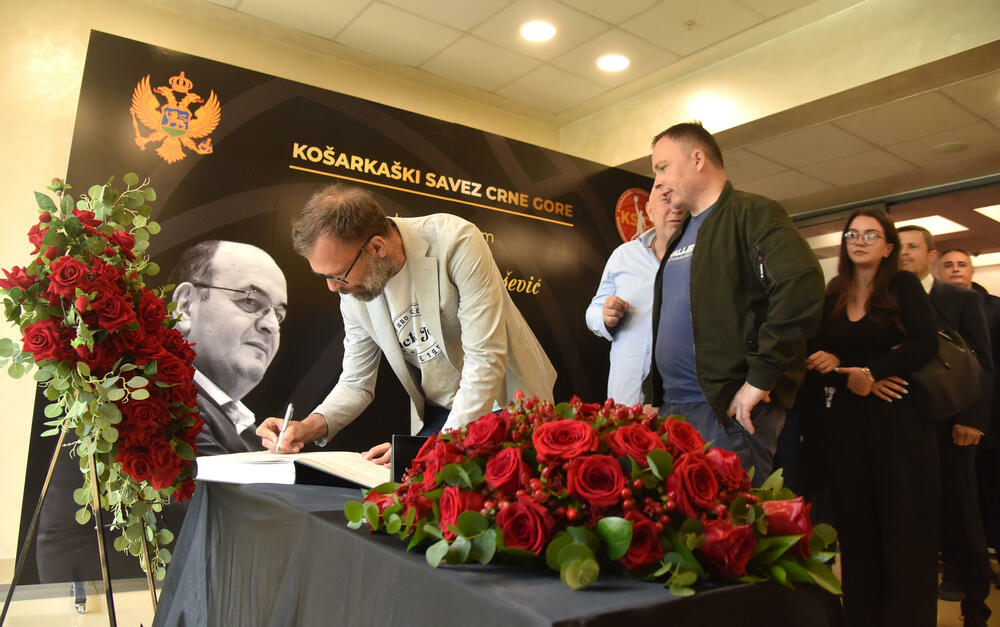 <p>U Podgorici održana komemoracija legendarnom treneru na kojoj su govorili predsjednik KSCG Dragan Bokan, Vujoševićeva sestra od ujaka Jelena Pavićević, selektor našeg nacionaalnog tima Zvezdan Mitrović i gradonačelnik Podgorice Saša Mujović</p>  <p>"Bio je Podgoričanin i Crnogorac po rođenju, Beograđanin po odrastanju, a po izboru i duhu građanin svijeta", naglasio je Bokan</p>