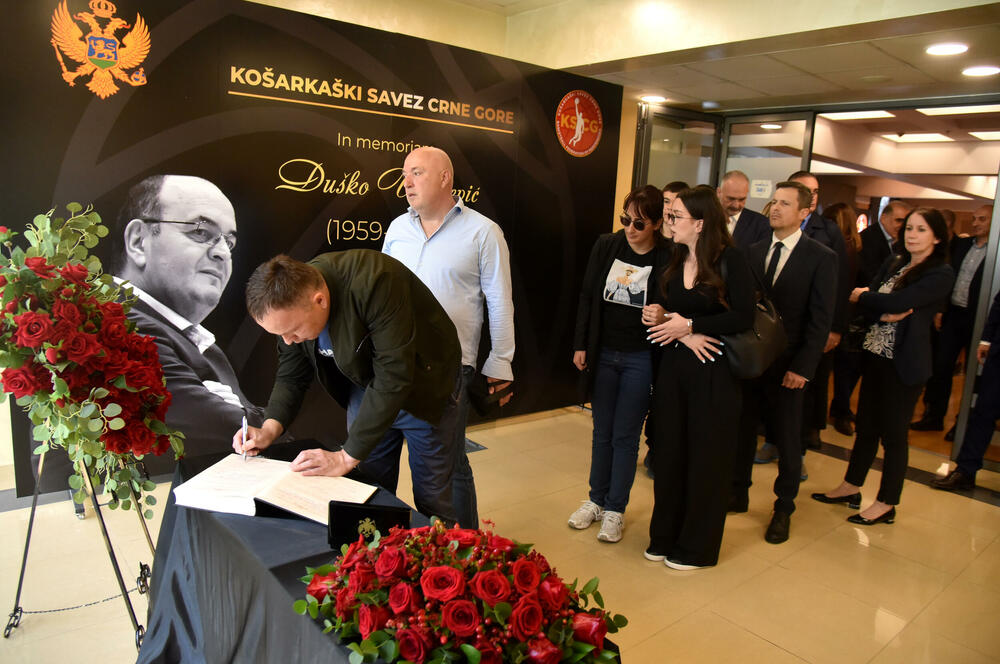 <p>U Podgorici održana komemoracija legendarnom treneru na kojoj su govorili predsjednik KSCG Dragan Bokan, Vujoševićeva sestra od ujaka Jelena Pavićević, selektor našeg nacionaalnog tima Zvezdan Mitrović i gradonačelnik Podgorice Saša Mujović</p>  <p>"Bio je Podgoričanin i Crnogorac po rođenju, Beograđanin po odrastanju, a po izboru i duhu građanin svijeta", naglasio je Bokan</p>