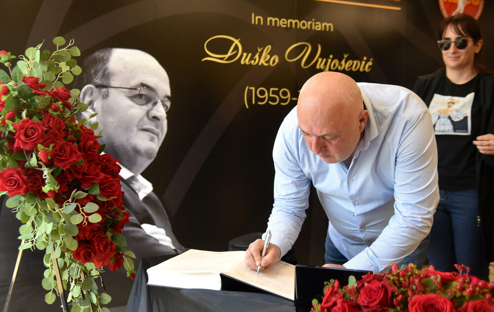 <p>U Podgorici održana komemoracija legendarnom treneru na kojoj su govorili predsjednik KSCG Dragan Bokan, Vujoševićeva sestra od ujaka Jelena Pavićević, selektor našeg nacionaalnog tima Zvezdan Mitrović i gradonačelnik Podgorice Saša Mujović</p>  <p>"Bio je Podgoričanin i Crnogorac po rođenju, Beograđanin po odrastanju, a po izboru i duhu građanin svijeta", naglasio je Bokan</p>